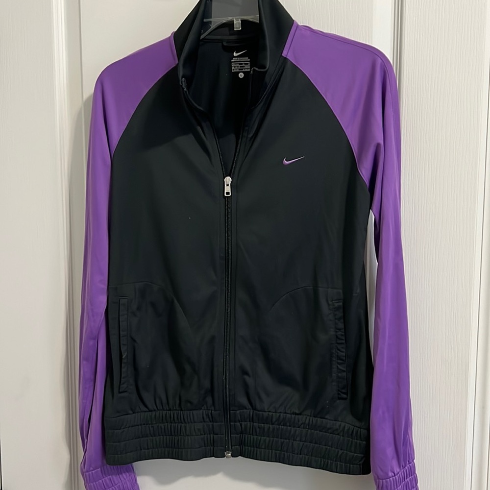 Like new; Nike women’s zip up jacket